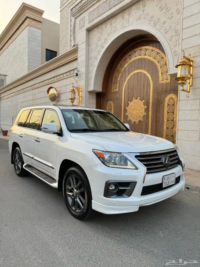 للبيع جيب لكزس LX 570 2014 S شبه الجديد 0