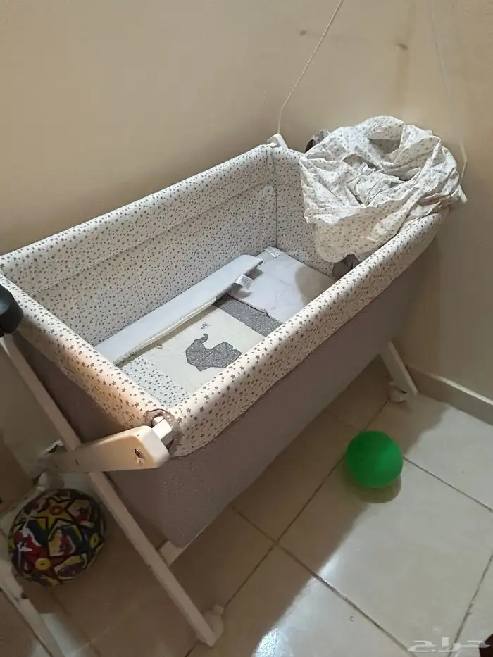 طاوله طعام مع 2كرسي 250. وسرير أطفال 400. طاولة مكتب 150 1
