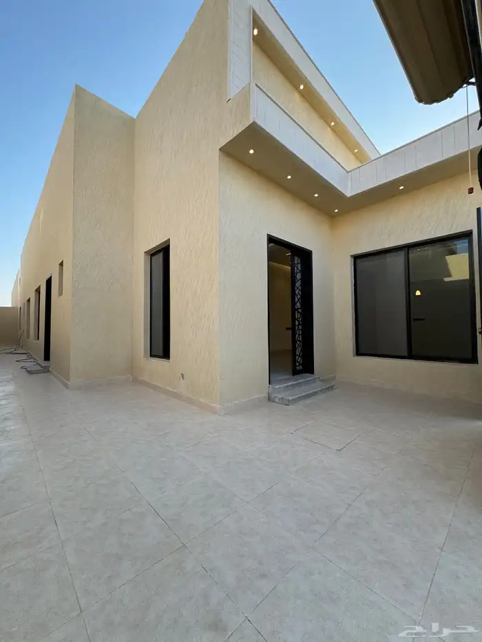 للبيع دور الخرج حي الملقا 1