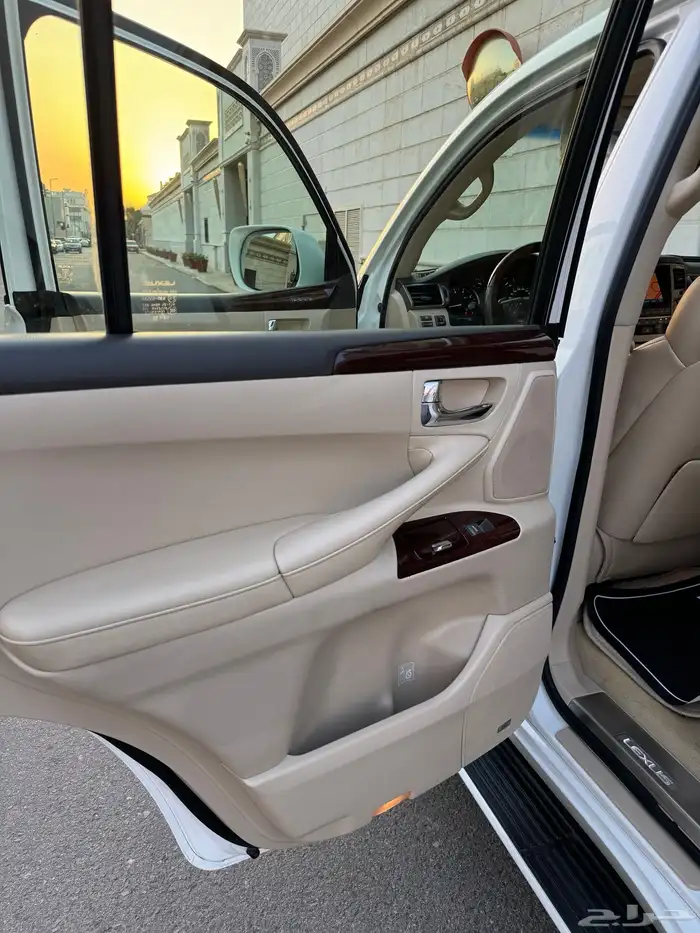 للبيع جيب لكزس LX 570 2014 S شبه الجديد 66