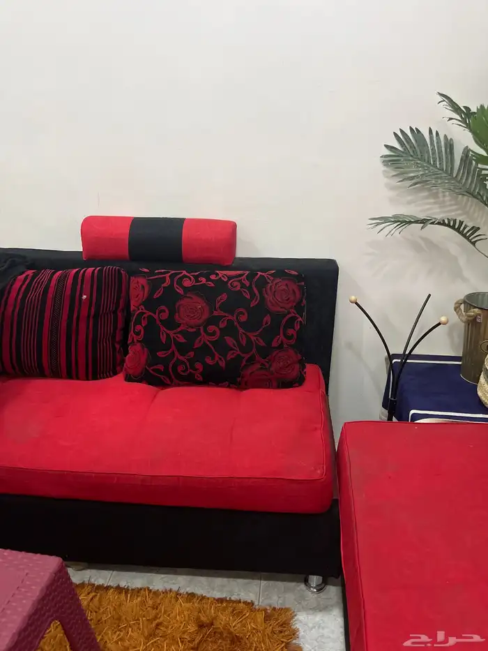 كنب اربع قطع اللون احمر وأسود مريح جدا 3