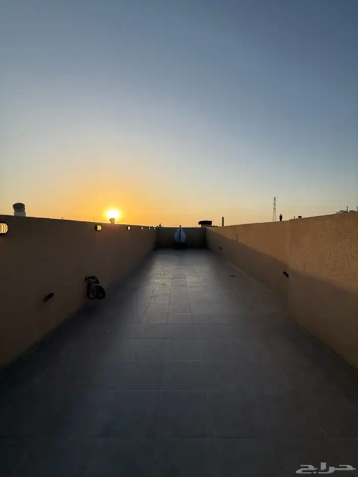 للبيع شقق علويه بسطح خاص بموقع مميز بحي الراقي ع برحه مسجد 17