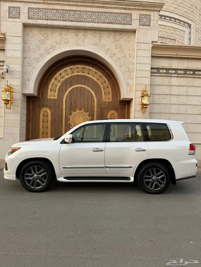 للبيع جيب لكزس LX 570 2014 S شبه الجديد 7