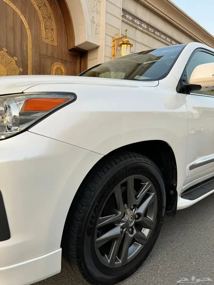 للبيع جيب لكزس LX 570 2014 S شبه الجديد 14