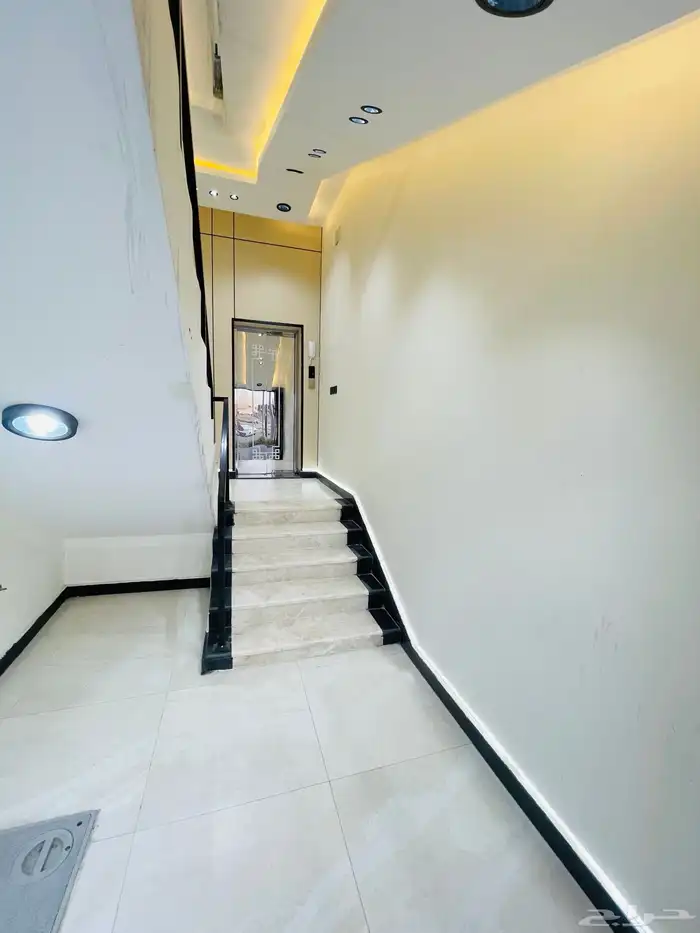 للبيع شقق تمليك علوي مع سطح موقع متميز جدا وسط الخدمات 1