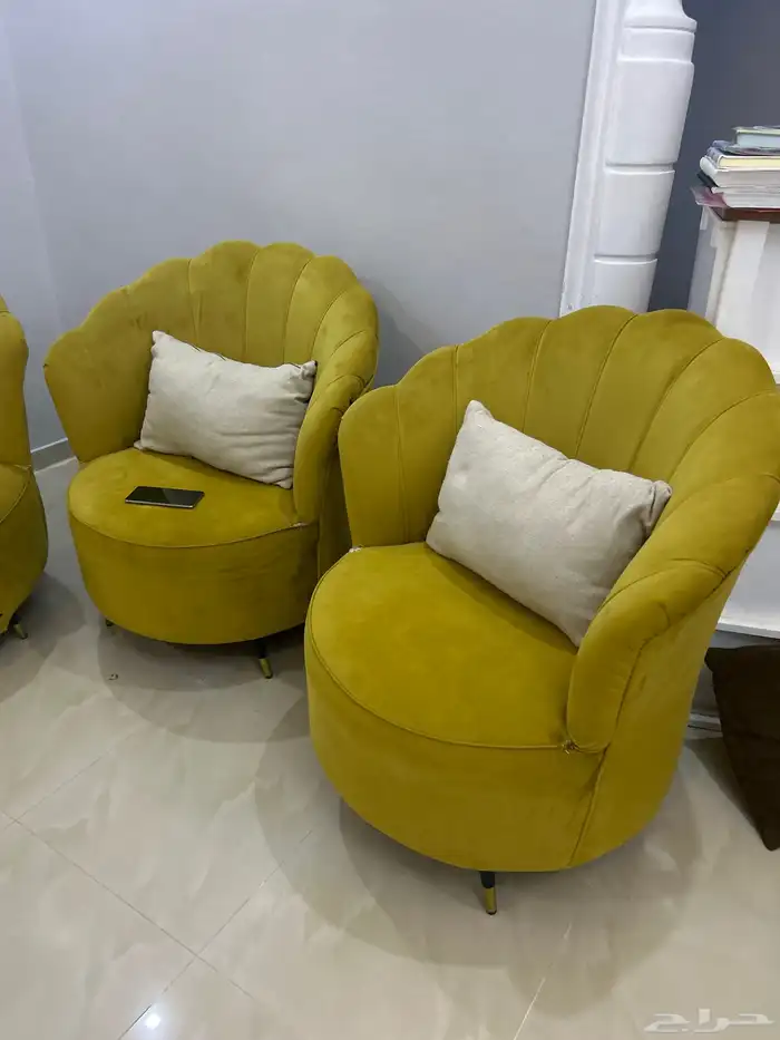 طقم كنب اربع قطع مع شجرة زينة بحالة مقبولة للبيع 2