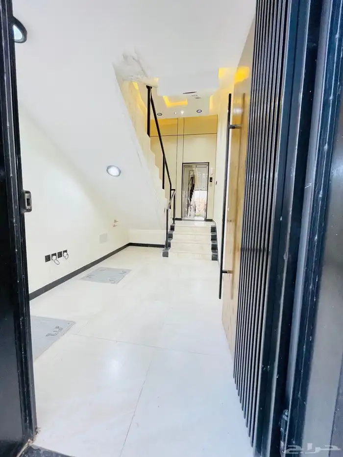 للبيع شقق تمليك علوي مع سطح موقع متميز جدا وسط الخدمات 0