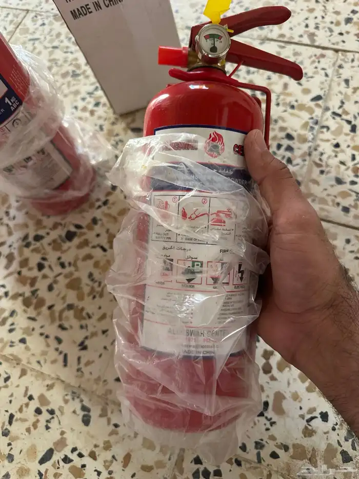 طفاية حريق ومثلث الطريق وطفاية دخان للبيع تايوتا 5