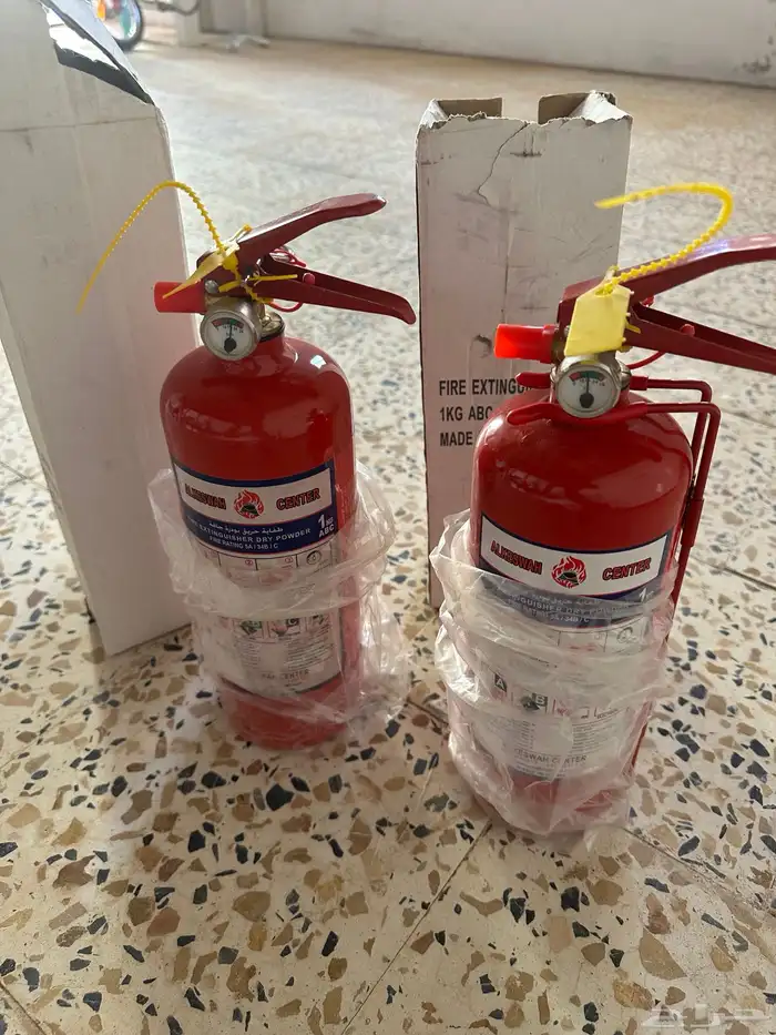 طفاية حريق ومثلث الطريق وطفاية دخان للبيع تايوتا 4