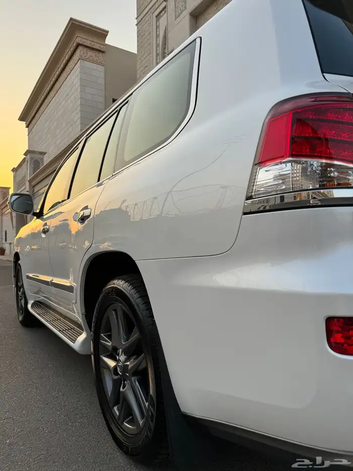 للبيع جيب لكزس LX 570 2014 S شبه الجديد 23