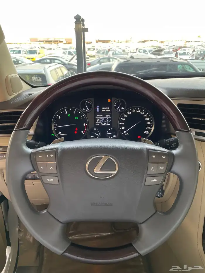 للبيع لكزس LX570 دي دي 2014 فل كامل عبداللطيف عداد 86 الف 17