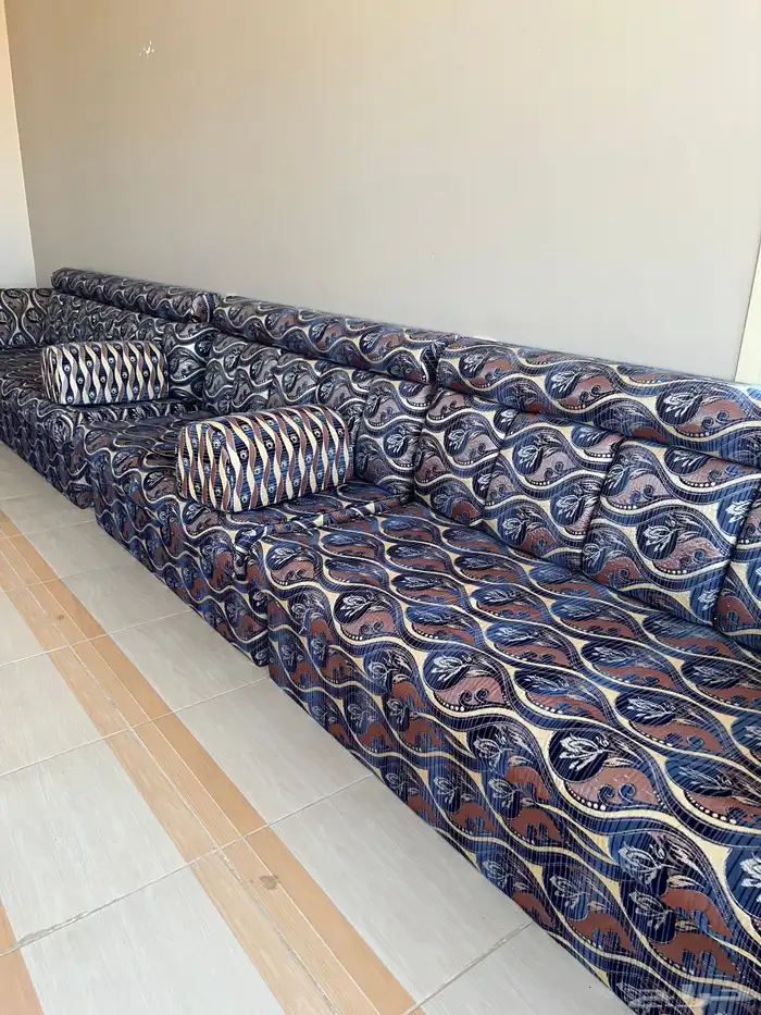 كنب 11 قطعة مع طاولة خدمه مكونة من خمس قطع 1