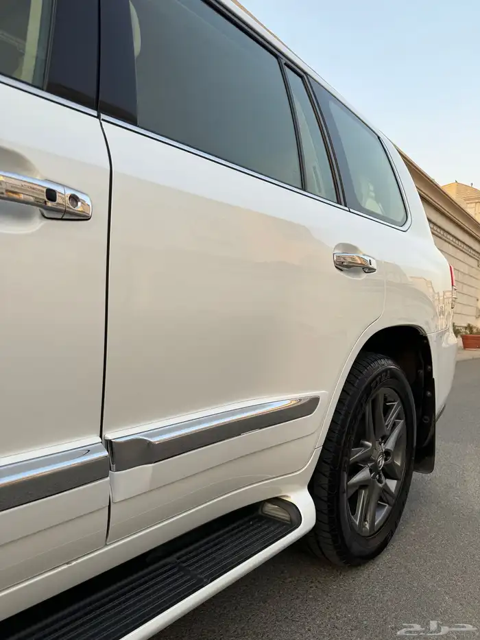 للبيع جيب لكزس LX 570 2014 S شبه الجديد 16