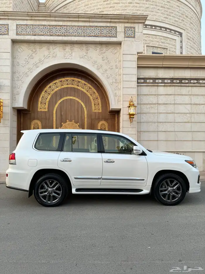 للبيع جيب لكزس LX 570 2014 S شبه الجديد 29