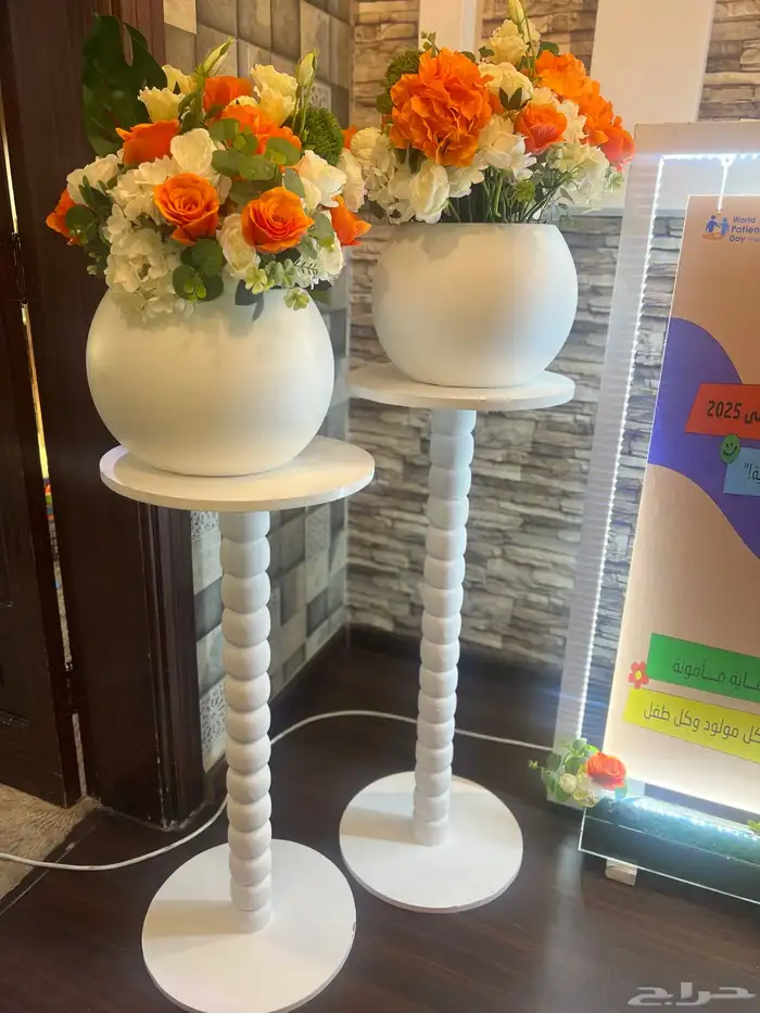 تأجير طاولات مع فازات ورد صناعي 0