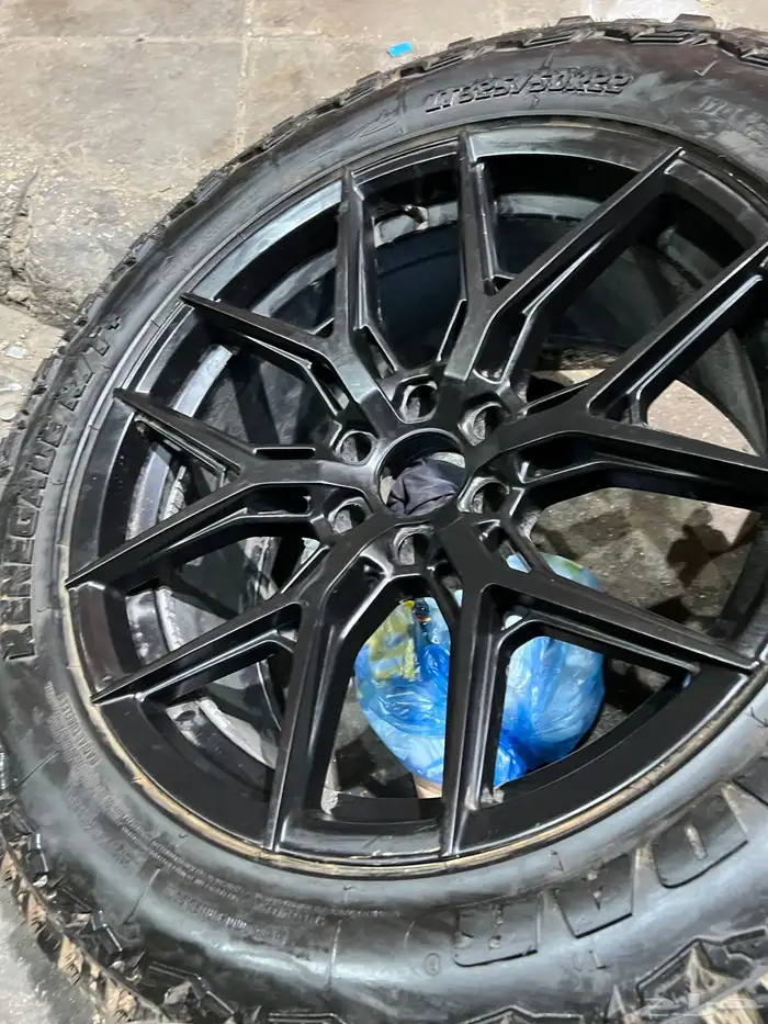 جنوط همر 6 مسمار مع كفرات حجري مقاس 325 50 22 27