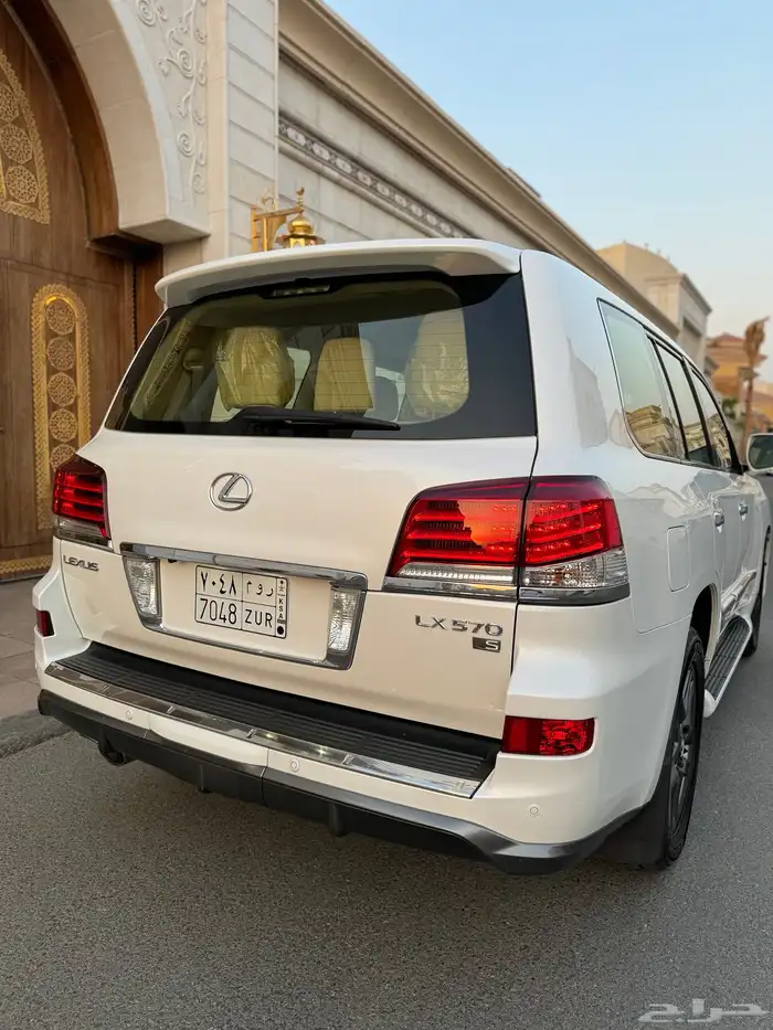 للبيع جيب لكزس LX 570 2014 S شبه الجديد 32