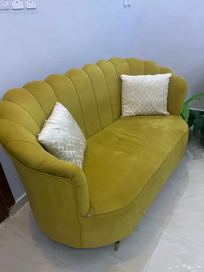 طقم كنب اربع قطع مع شجرة زينة بحالة مقبولة للبيع 3