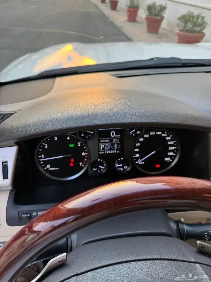 للبيع جيب لكزس LX 570 2014 S شبه الجديد 64
