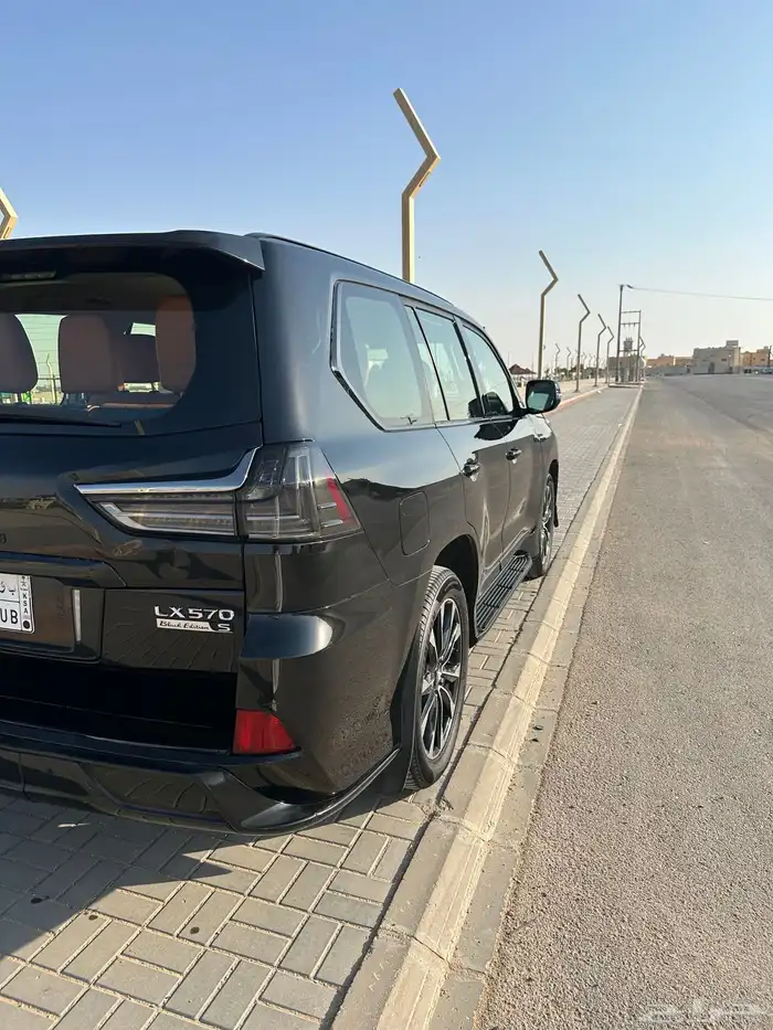 جيب لكزس اسود 2016 5