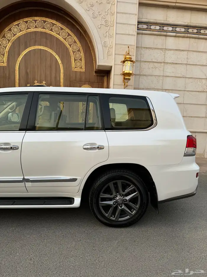 للبيع جيب لكزس LX 570 2014 S شبه الجديد 8