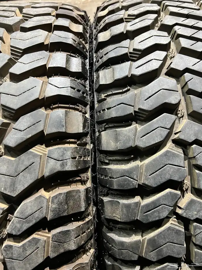 جنوط همر 6 مسمار مع كفرات حجري مقاس 325 50 22 17