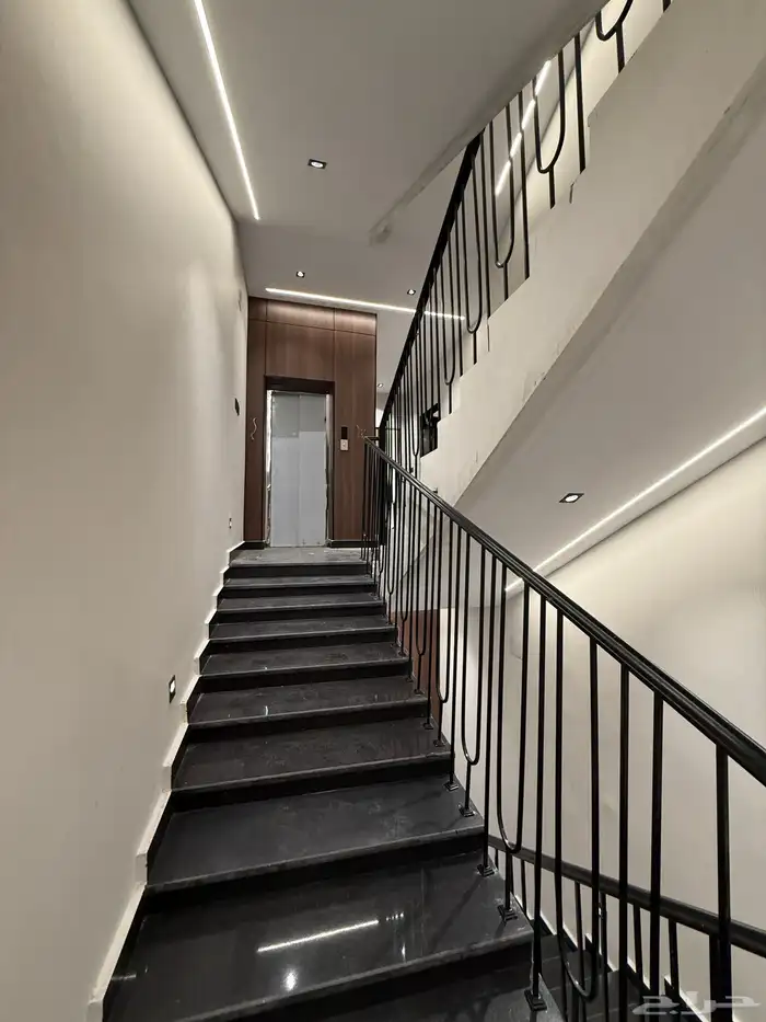 للبيع شقق علويه بسطح خاص بموقع مميز بحي الراقي ع برحه مسجد 1