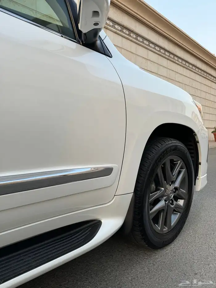 للبيع جيب لكزس LX 570 2014 S شبه الجديد 37