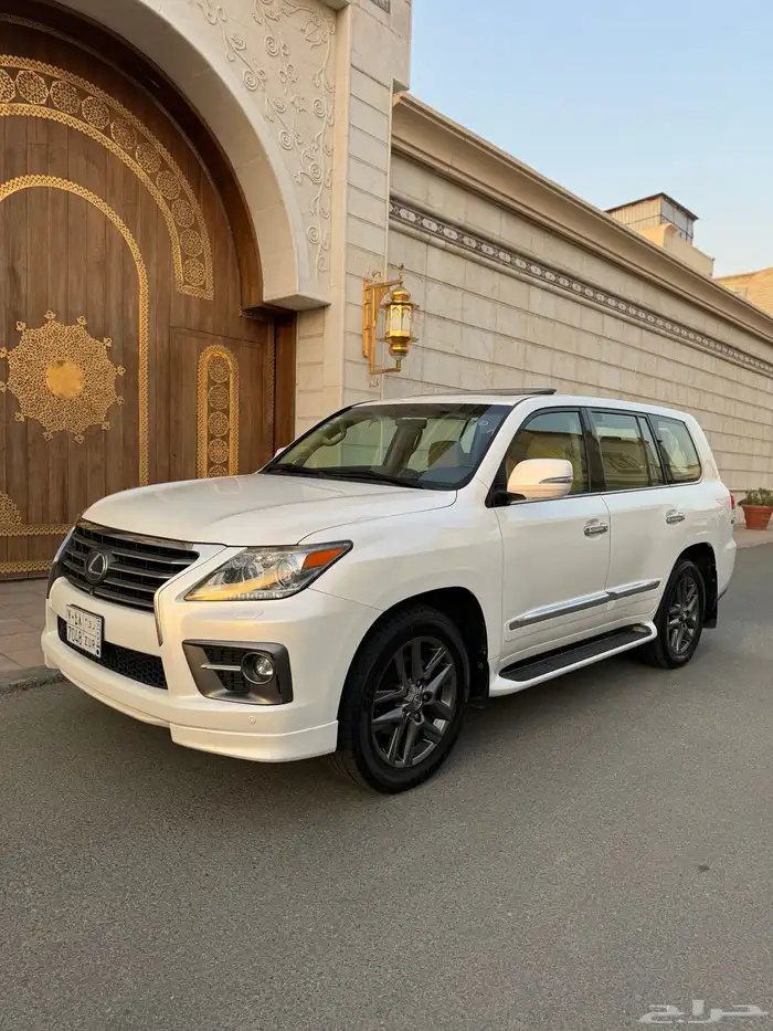 للبيع جيب لكزس LX 570 2014 S شبه الجديد 3