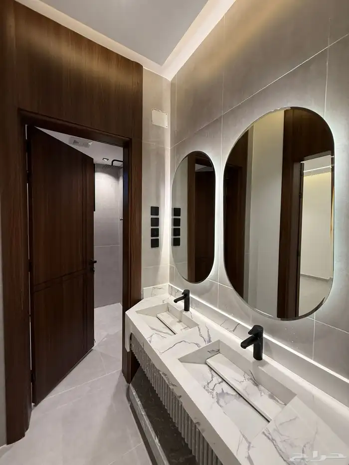 للبيع شقق علويه بسطح خاص بموقع مميز بحي الراقي ع برحه مسجد 12