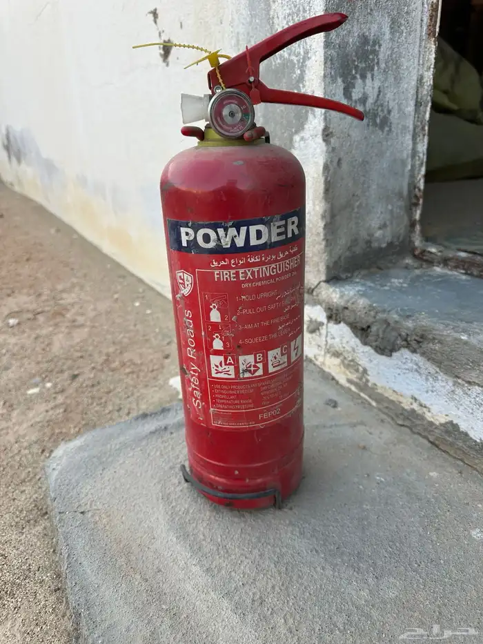طفاية حريق ومثلث الطريق وطفاية دخان للبيع تايوتا 6