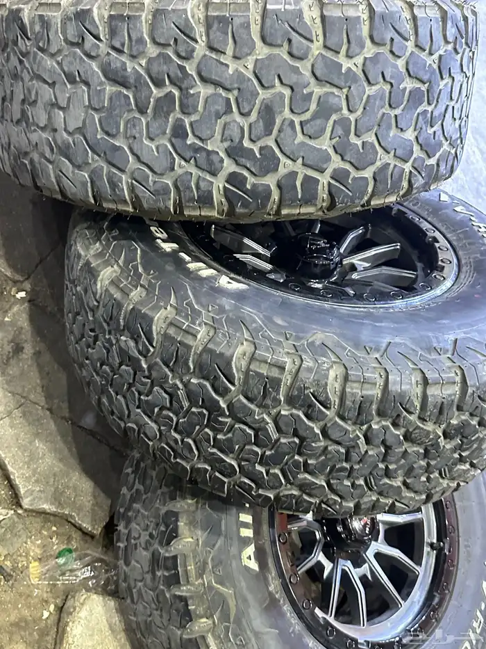 جنوط فيول 6 مسمار مع كفرات نص حجري مقاس 17 26