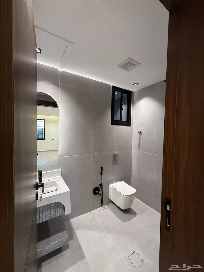 للبيع شقق علويه بسطح خاص بموقع مميز بحي الراقي ع برحه مسجد 4