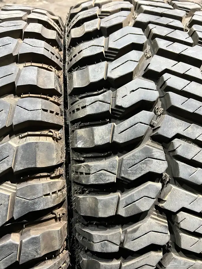 جنوط همر 6 مسمار مع كفرات حجري مقاس 325 50 22 14