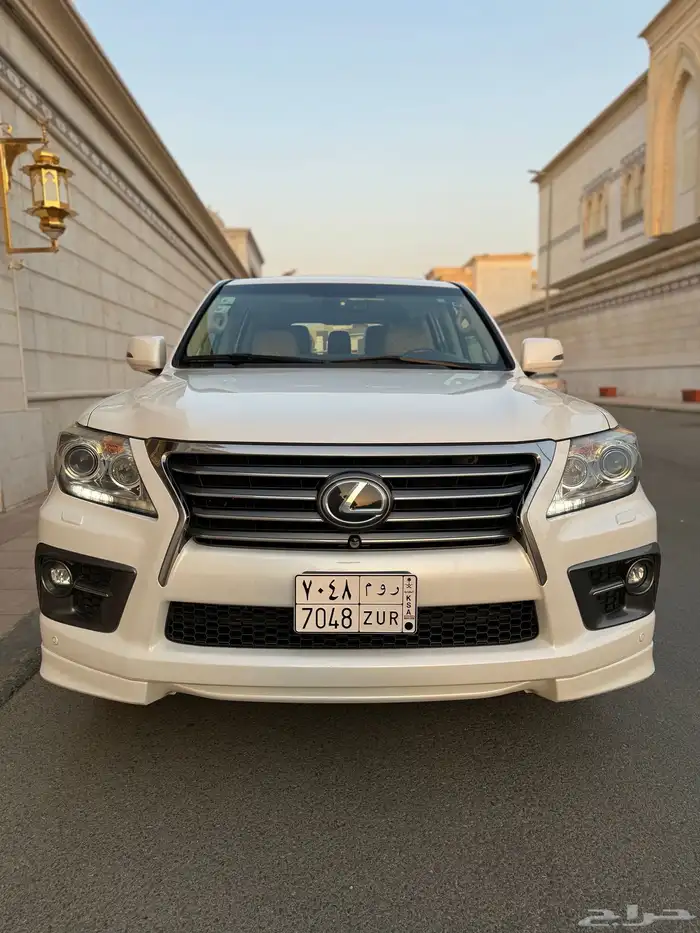 للبيع جيب لكزس LX 570 2014 S شبه الجديد 11