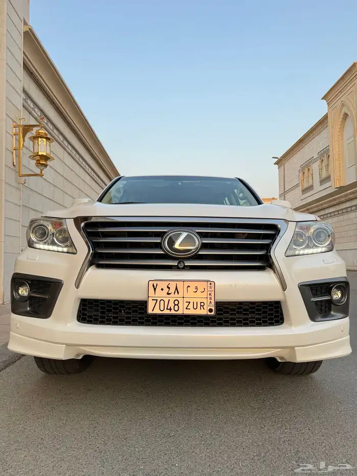 للبيع جيب لكزس LX 570 2014 S شبه الجديد 24