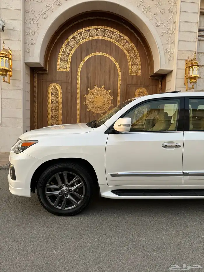 للبيع جيب لكزس LX 570 2014 S شبه الجديد 6