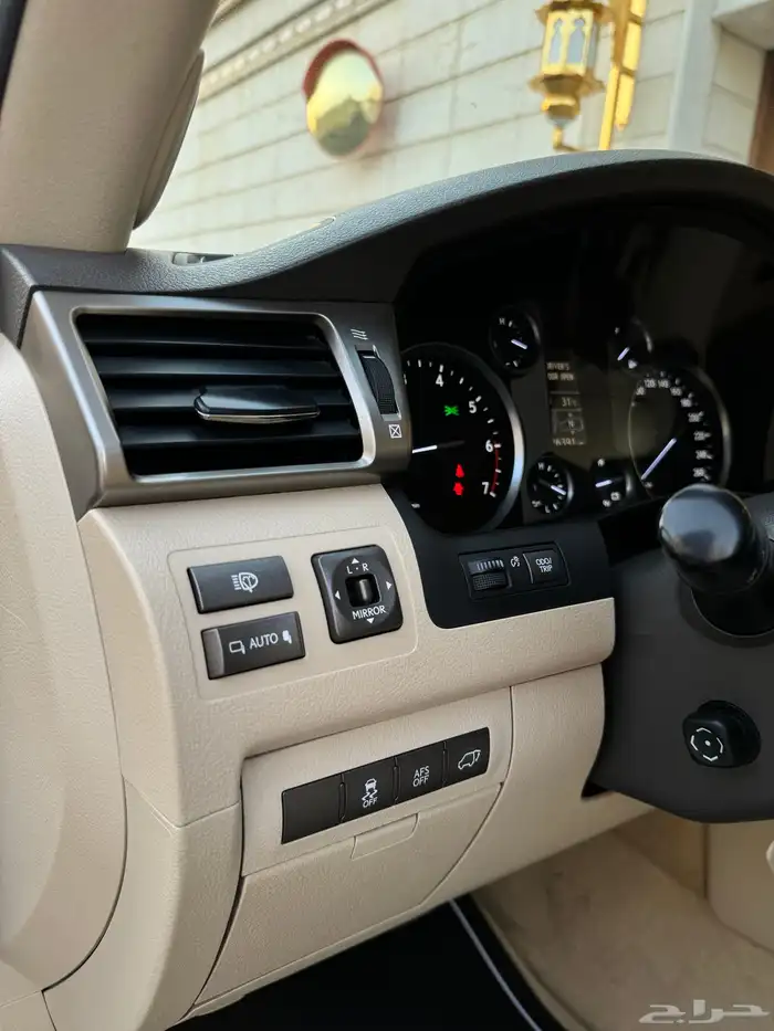 للبيع جيب لكزس LX 570 2014 S شبه الجديد 54