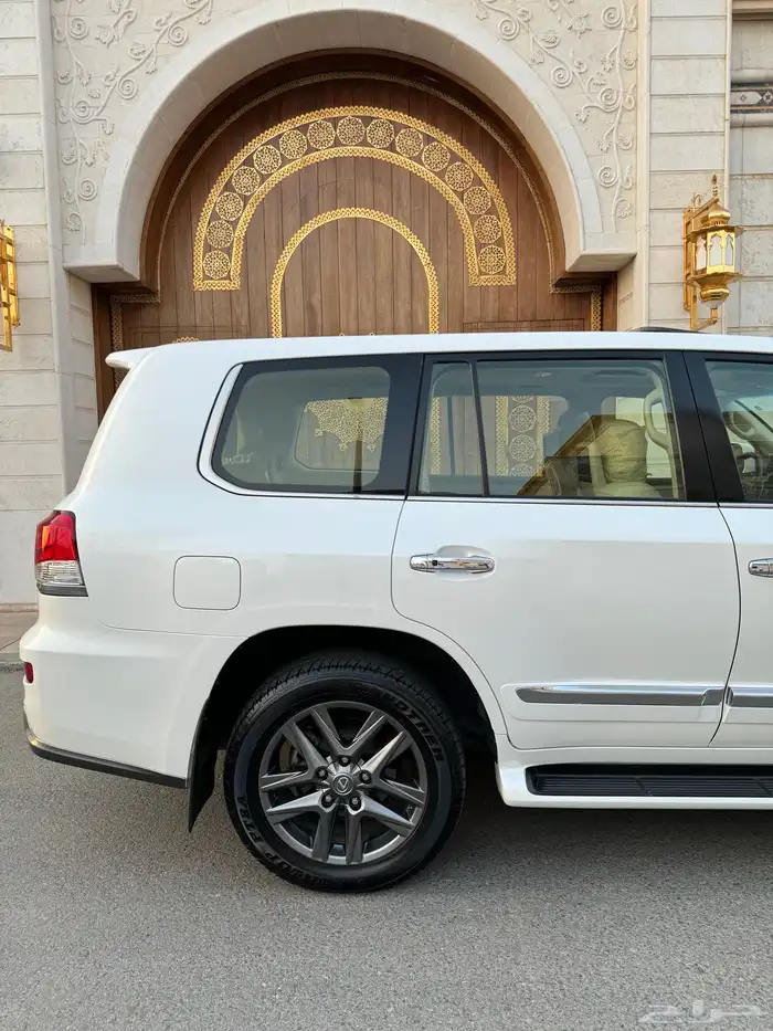 للبيع جيب لكزس LX 570 2014 S شبه الجديد 30