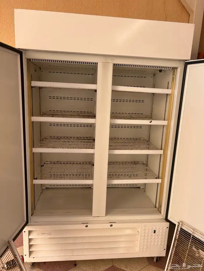 ثلاجة تبريد بابين بحالة ممتازة كمبروسر جديد 2