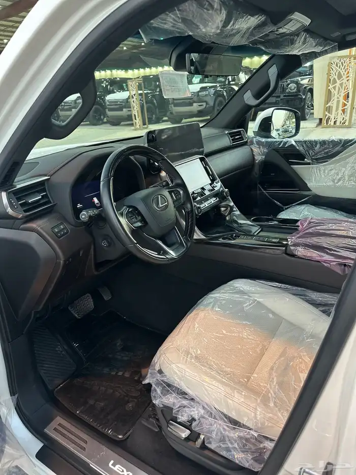 جيب لكزس موديل2023 فل كامل سعودي باقي على الضمان والصيانة 6