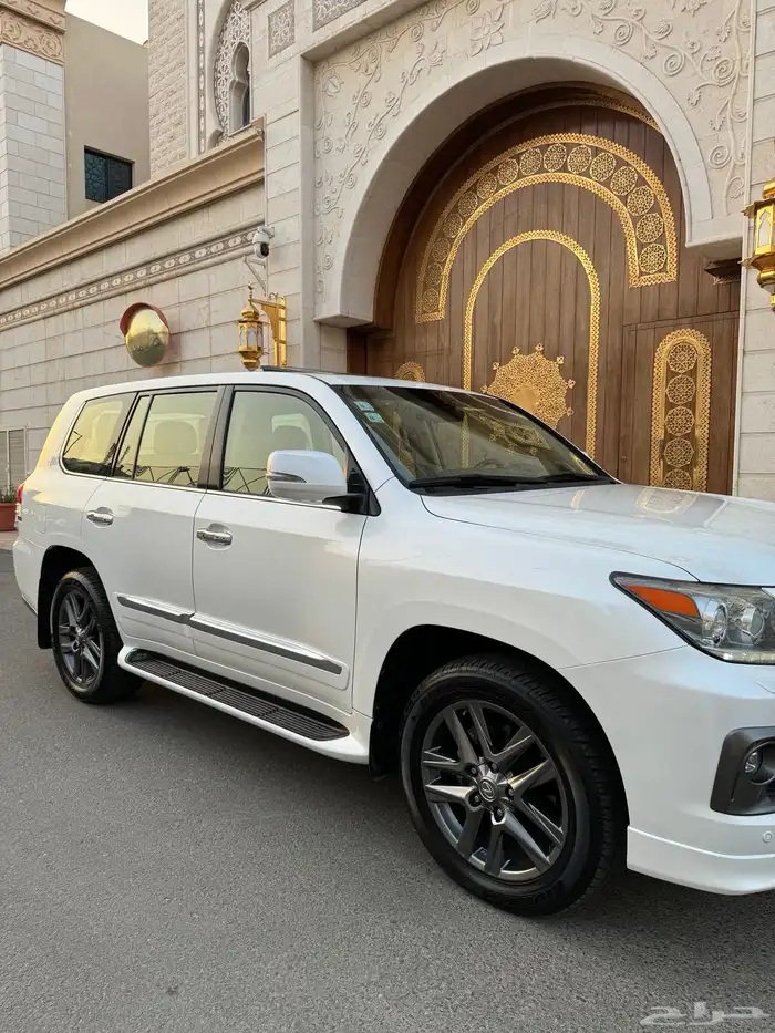 للبيع جيب لكزس LX 570 2014 S شبه الجديد 27