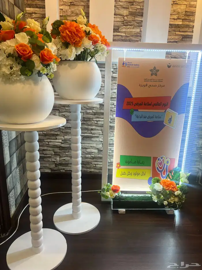 تأجير طاولات مع فازات ورد صناعي 1