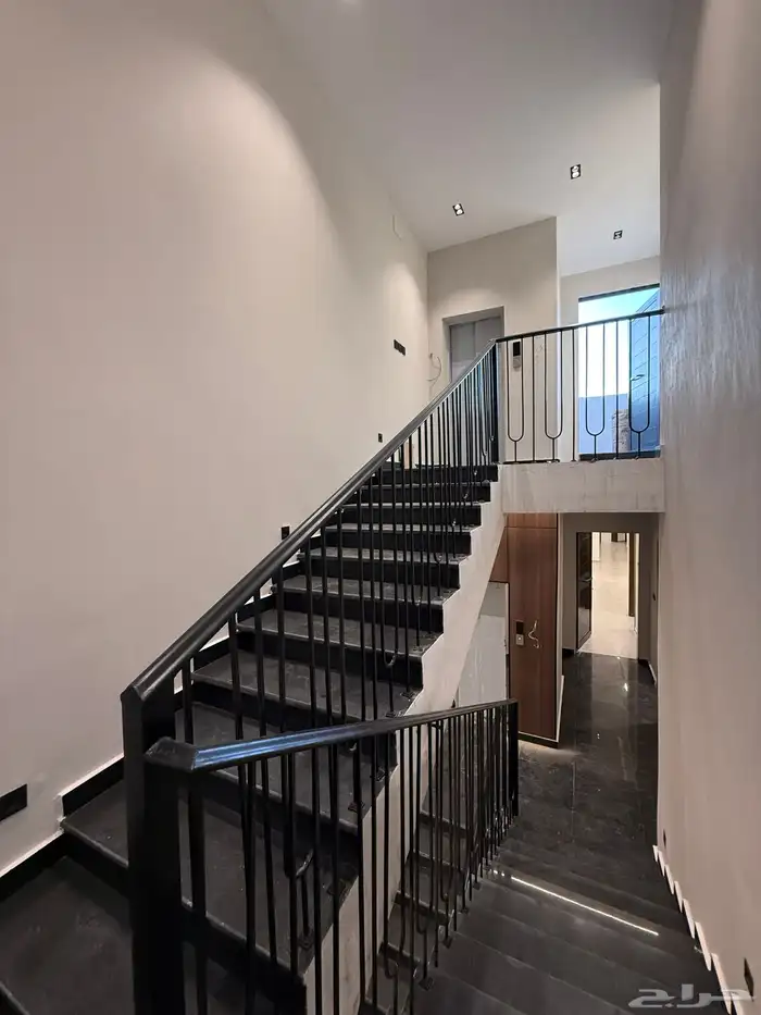 للبيع شقق علويه بسطح خاص بموقع مميز بحي الراقي ع برحه مسجد 16