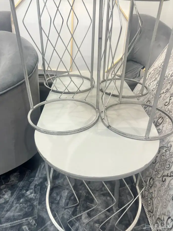 طاولة مع أربع طاولات 1
