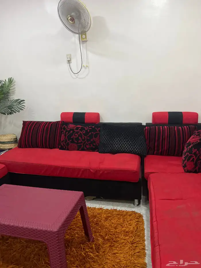 كنب اربع قطع اللون احمر وأسود مريح جدا 2