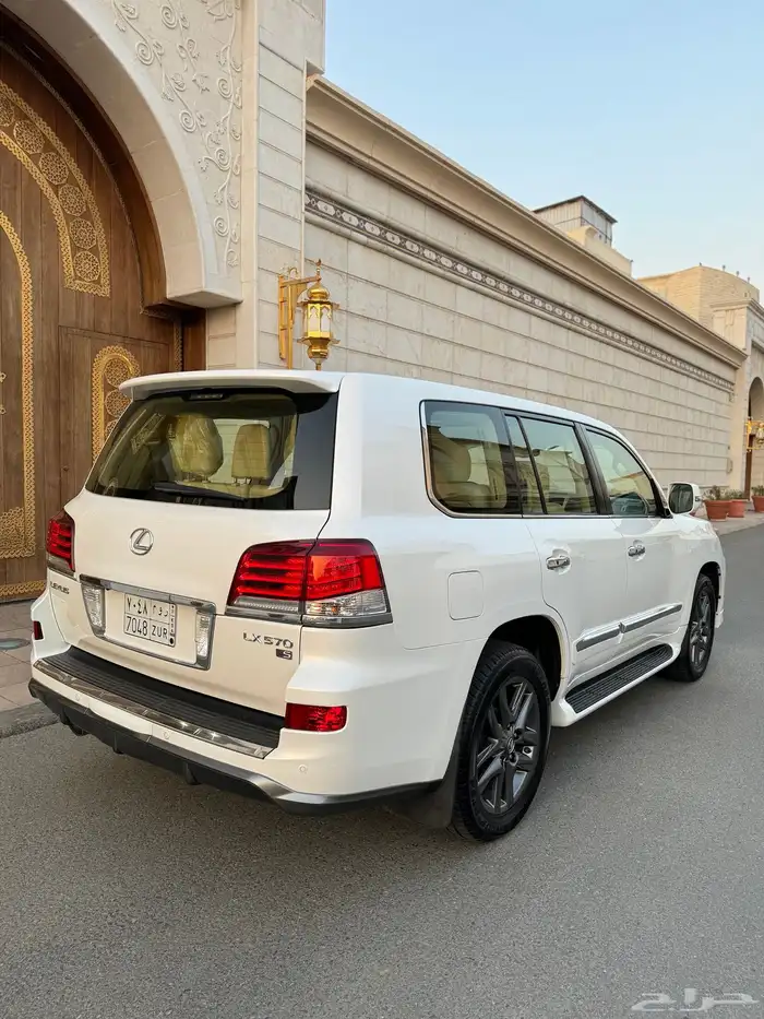 للبيع جيب لكزس LX 570 2014 S شبه الجديد 1