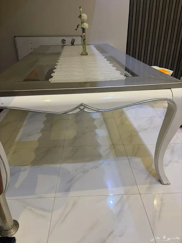 طاولة طعام مع 6 كراسي وبوفيه اللون ابيض والرصاصي 1