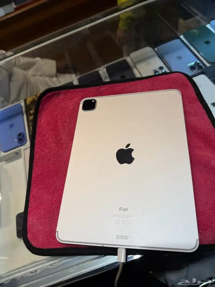 آيباد برو 256 قيقاء بمدخل شريحة 2020 مع سلك الشاحن 3