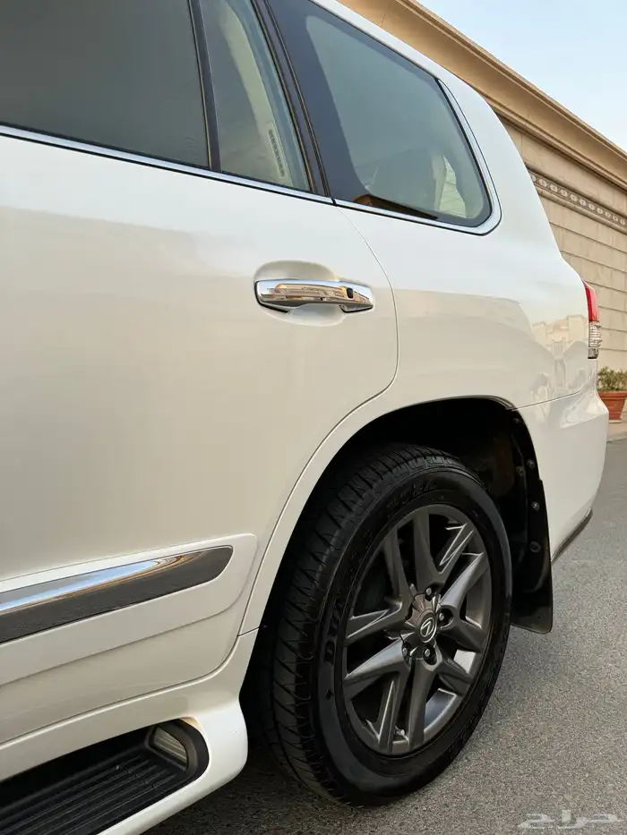 للبيع جيب لكزس LX 570 2014 S شبه الجديد 17